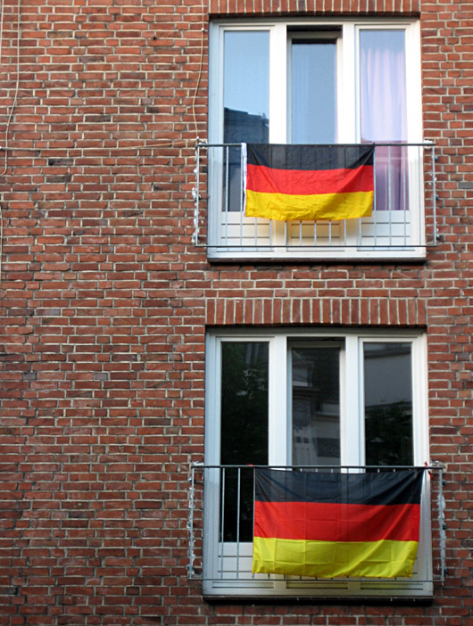 flaggengeschmücktes Haus in Hamburg